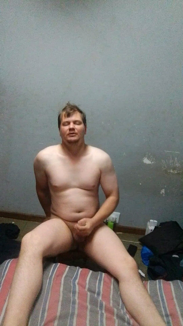 Playtimestudio18: Cowok ini ngocok kontol dan mainin kontol di kursi sampai...