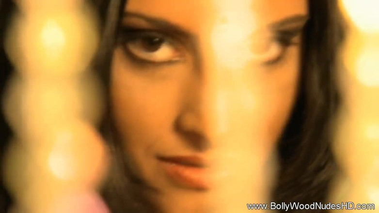 Bollywood Nudes: คู่รักเอ็กโซติก คืนนี้จะทำตามคำสั่งนายทุกอย่าง