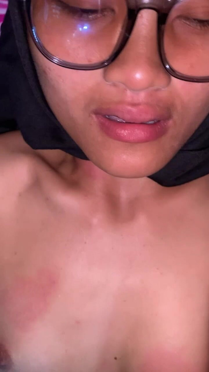 Indo Girl: Fucking a Boyfriend with a Shaved Head