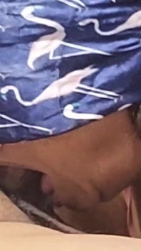 De rijpe vrouw, de vrouw van mijn stiefbroer, weet hoe ze al het sperma van de penis moet zuigen totdat het zachter wordt. Ze gebruikt alleen haar diep