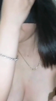 ฉันให้ลูกพี่เลี้ยงเห็นนมฉัน แล้วรู้สึกปากดูดควย