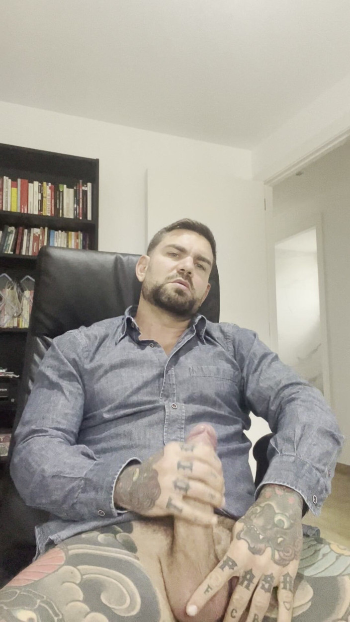 Juan Lucho Gay: Saya melancap dengan hanya pakaian saya