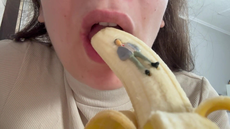 AmayaMori: La matrigna gigantessa mangia una banana ma vede