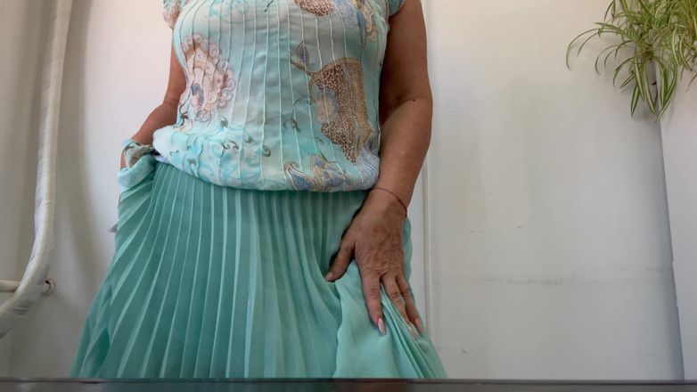 Step Mommy: Estou com tesão novamente no escritório e levanto minha saia...