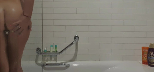 Limbetm: Une fille sexy prend une douche au corps sexy
