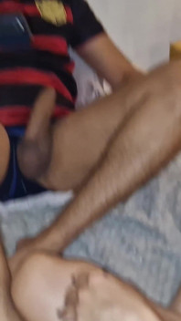Quartetto molto caldo con due coppie in un letto