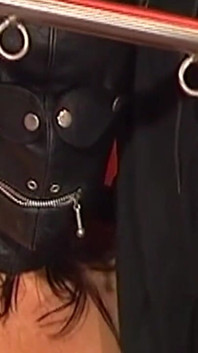 Gefesselte reife MILF neckt und gefingert in bondage