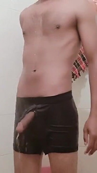 Mi hermanastra me está mirando durante un baño desnudo