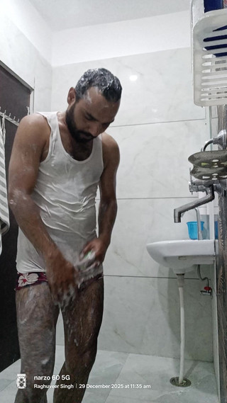 Rajasthani-old-lover: L'uomo si gode la doccia