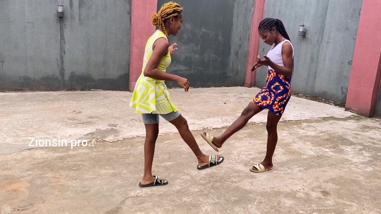 Zion: Africké dívky hrají místní hru venku