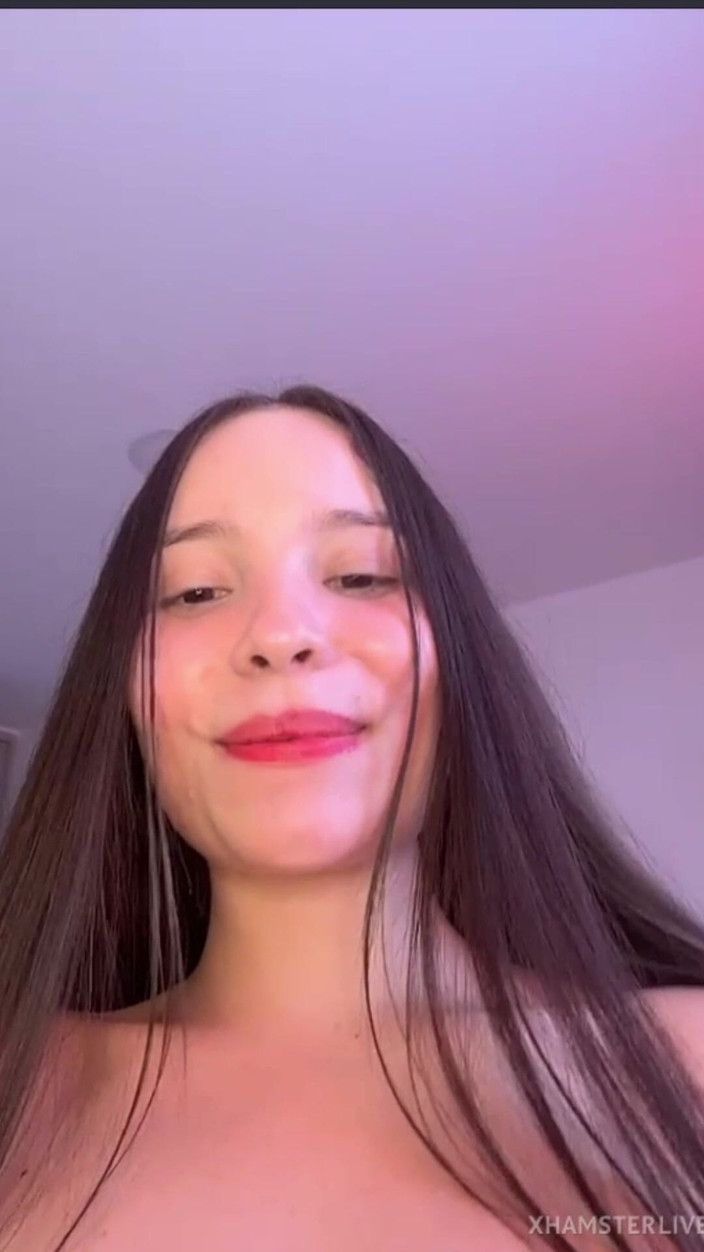 Gilr latinas: Cewek semok latina dengan memek berbulu lagi asik ngentot dirinya...