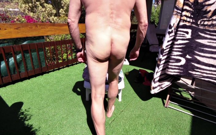 Hunggaystudza: Elle se fait bronzer à poil et devient excitée