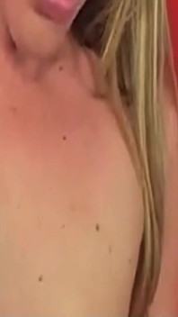 穿着尼龙袜的金发少女bella被饥渴的邻居干到高潮