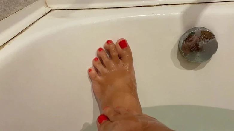 Mary Di: Foot Fetish - Long Legs in Bath