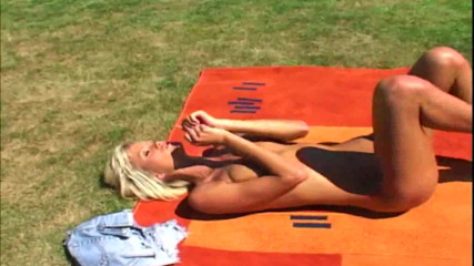 Femdom Sex: Zwei geile blonde zwillinge werden beim picknick im freien gefickt