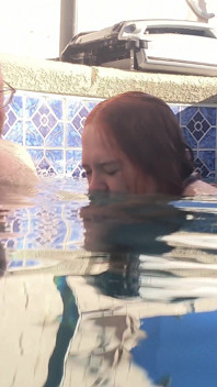Podvodní venkovní bazén sex s dlouhovlasou zrzkou Rapunzel MILF
