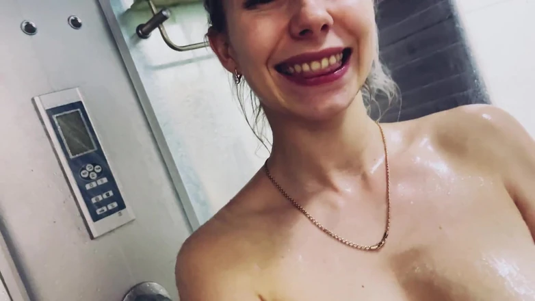 Vik1one: Blondýnka s velkými prsy se myje sexy ve sprše