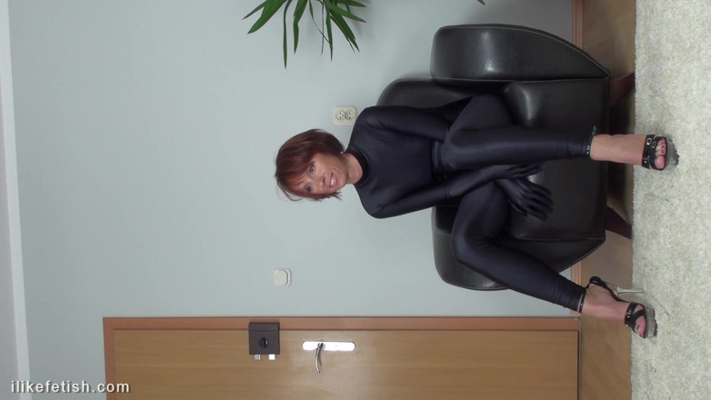 Kelly in spandex: Costum de pisică cu corp complet negru lucios
