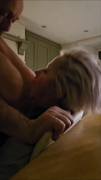 Aldatan olgun ev hanımı azgın komşusu tarafından mutfağında sikiliyor