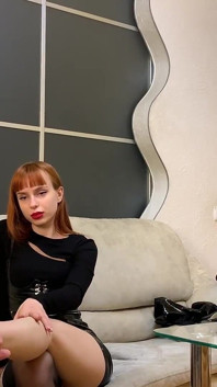 Yüksek topuklu ve çoraplı sahibe Kira ile ayak ibadeti ve amına tapma kadın egemenliği