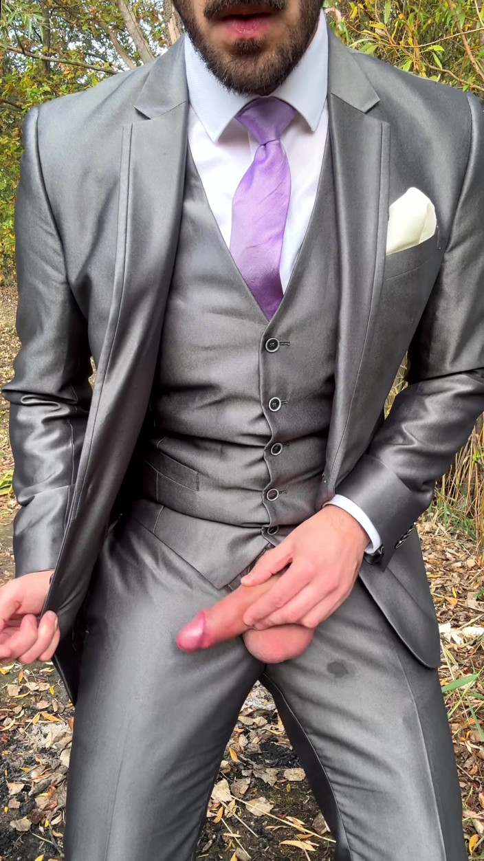 Master Shiny Shoes: Masturbação Pública ao Ar Livre com Terno Brilhante