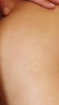 Garota sexy que gosta de sexo anal quente, fetiche por pés de anf fodido na cozinha