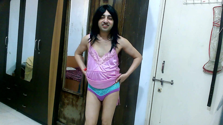 Cute & Nude Crossdresser: Saten pembe gecelikli ateşli ve tatlı kadın kılıklı travesti kadın...