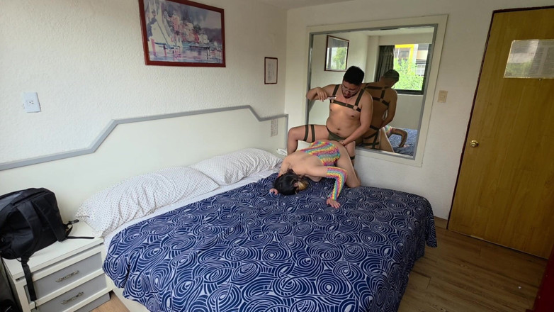 Crystal Phoenix: Linda Mariquita Es Follada Por Un Hombre Maduro