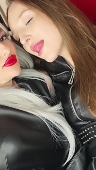 Fetiș cu piele, latex și mănuși, sex lesbian, pișare în ochelari