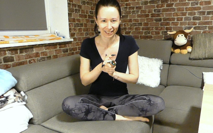 RonyaRabe: Quel gode rentre ? Plug anal serre la chatte !