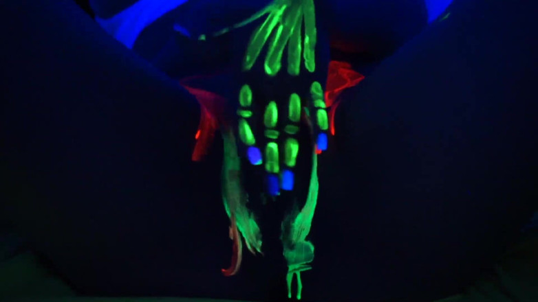 Cipriani: Playing with neon paint, this sexy Colombian masturbates until she...