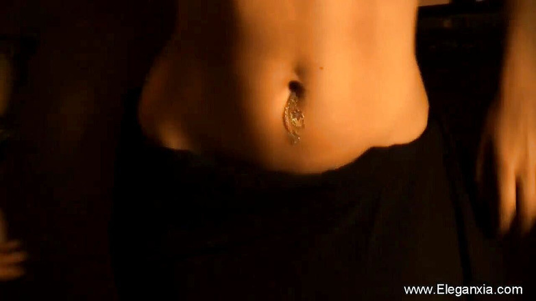 Eleganxia: Người đẹp Ấn Độ khiêu vũ và khoe cơ thể