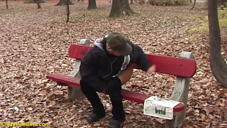 Crazy pee girls: Young chick peeing in the park