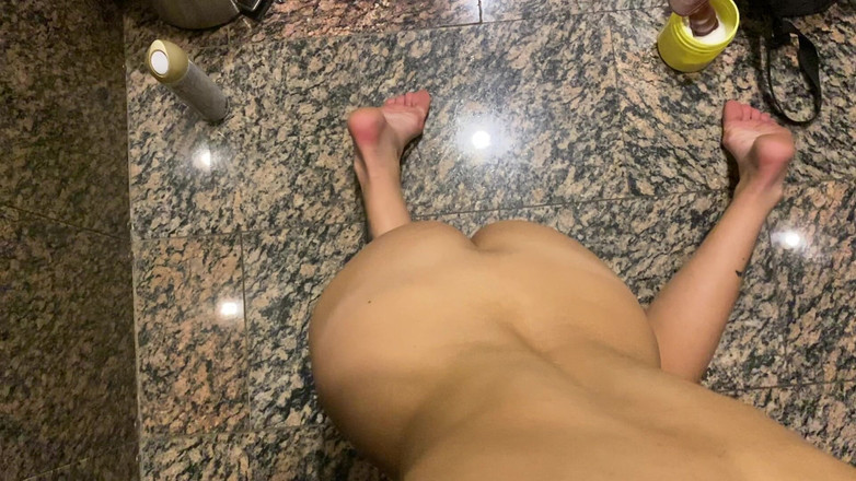 LeoCasanova: Pelayan jalang menghisap zakar saya di tandas restoran!