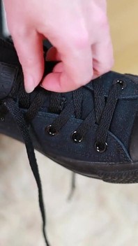 Sneaker-Spiel mit feinen schwarzen netzstrümpfen & Socken