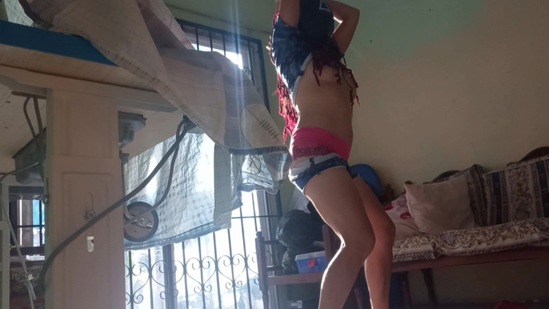 Martin13: Idę bardzo powoli do jej mieszkania i znajduję ją dotykając...