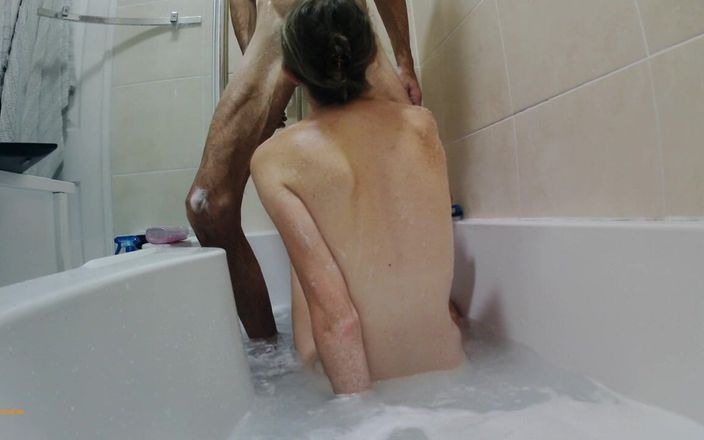 ScottishSweetie: Bernakal antara satu sama lain di dalam tab mandi