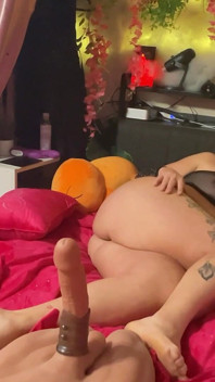 Camgirl reitet 10-zoll-schwanz