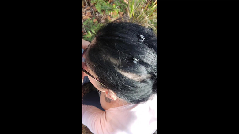 Toilet Mommy: Сексуальна мамка робить чудовий мінет на відкритому повітрі