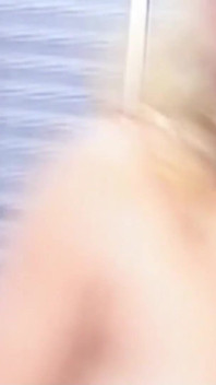 Chlap je ošukaný do análu dvěma sexy tranny dívkami ve trojce