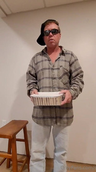 Sixxbig grosse bite livre des quantités énormes de sauce au sperme à ses invités