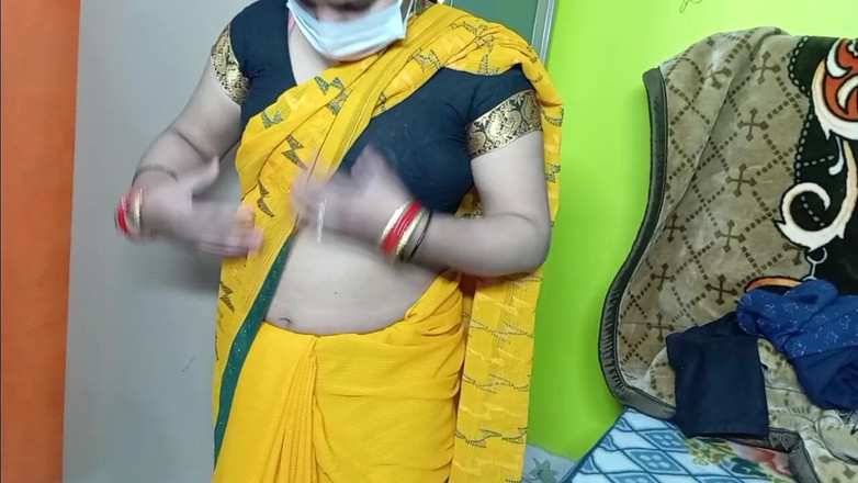 Manjushukla: Krásná bhabhi nosí žluté sárí