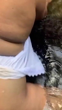 Um jovem chega enquanto uma mulher magra do Sri Lanka com seios naturalmente grandes está tomando banho e a fode ali mesmo na água