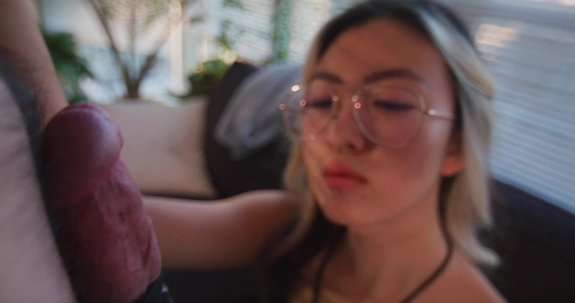 TheMindofTommy: Agachó a la nueva chica sobre mi sofá