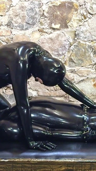 Liggande bondage dominans, full - Alex latex