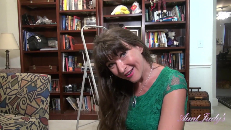 Aunt Judy's: AuntJudys - Cleaning day with 49yo Texas amateur Gabriella
