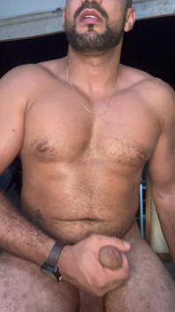 Un grosso cazzo arabo si masturba e sborra molto in camera