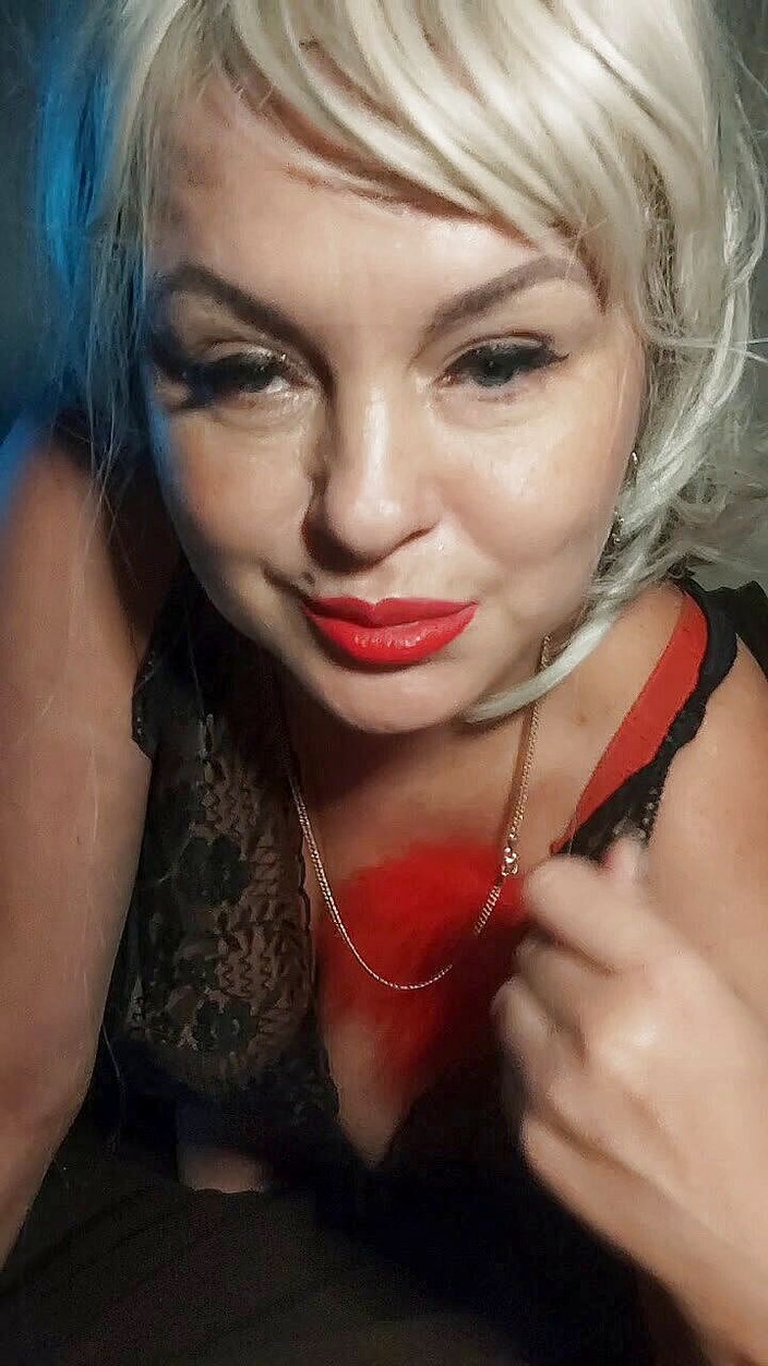 Mommy Inna: Macecha má v zadku anální kolík