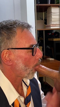 Un Papa Adapté Se Fait Baiser Par Son Voisin