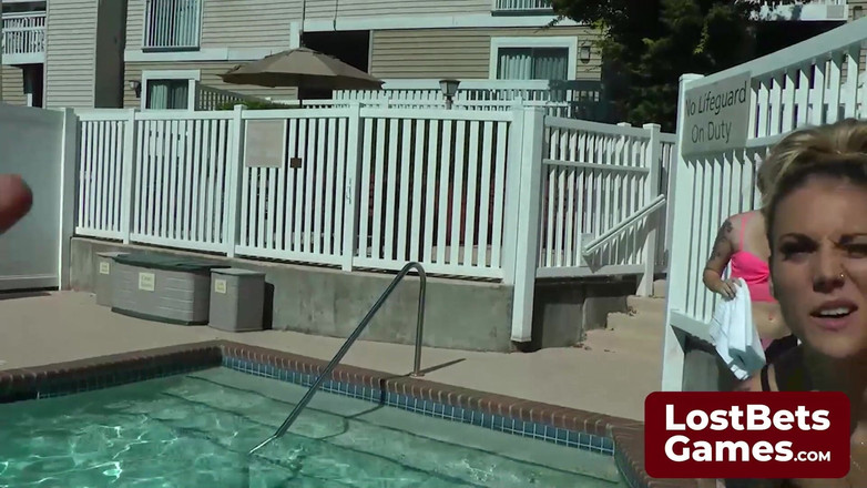 Lost Bets Games: Le jeu de gel du strip-tease est rempli d’une tension...